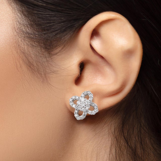 Contemporary Natural diamond pendant set in 18k gold For Sale - Image 3 of 5