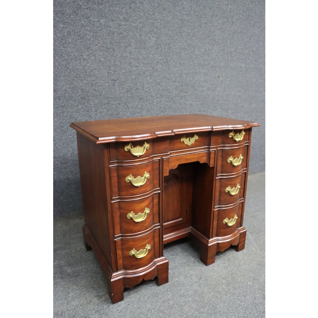 Henkel Harris Thomas Jefferson Monticello Mahogany Blockfront Kneehole Desk For Sale In Philadelphia - Image 6 of 16