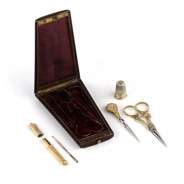 Sewing travel bag in a wooden case. Includes: scissors, thimble, awl, large needle, pincushion and own case with marquetry...