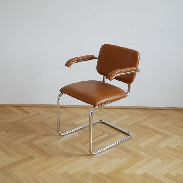 This original Gavina Cesca cantilever chair in brown leather is an exceptional example of classic mid-century design. The...