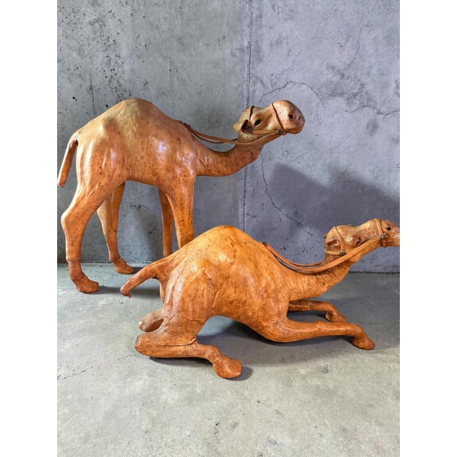 Vintage leather camels – set of two – ca. 1940 Beautiful set of two handmade camels, crafted in leather over a sturdy...