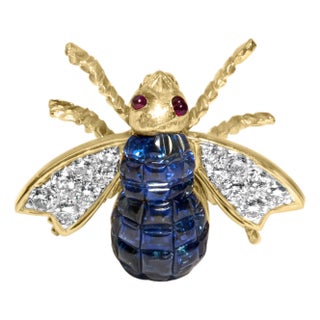 18K Yellow Gold 3/8 Cttw Diamond and 5 4/5 Cttw Blue Sapphire Bumblebee Brooch Pin (F-G Color, VS2-SI1 Clarity) For Sale