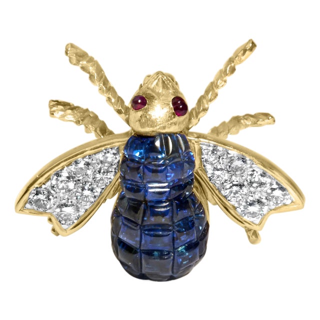 18K Yellow Gold 3/8 Cttw Diamond and 5 4/5 Cttw Blue Sapphire Bumblebee Brooch Pin (F-G Color, VS2-SI1 Clarity) For Sale