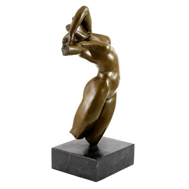 Modern brown patinated bronze sculpture. This brown patinated bronze sculpture is a decorative art piece from the 20th...