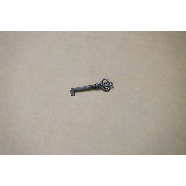 Early 20th Century Antique French Style Corio Cabinet With Curved Glass For Sale - Image 9 of 13