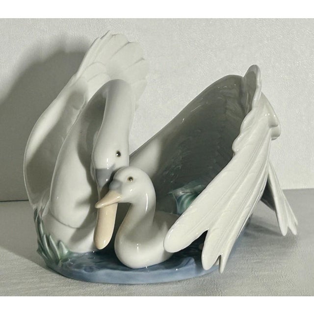 Vtg. Nao by Lladro Large Swan & Baby Figurine For Sale In Philadelphia - Image 6 of 12