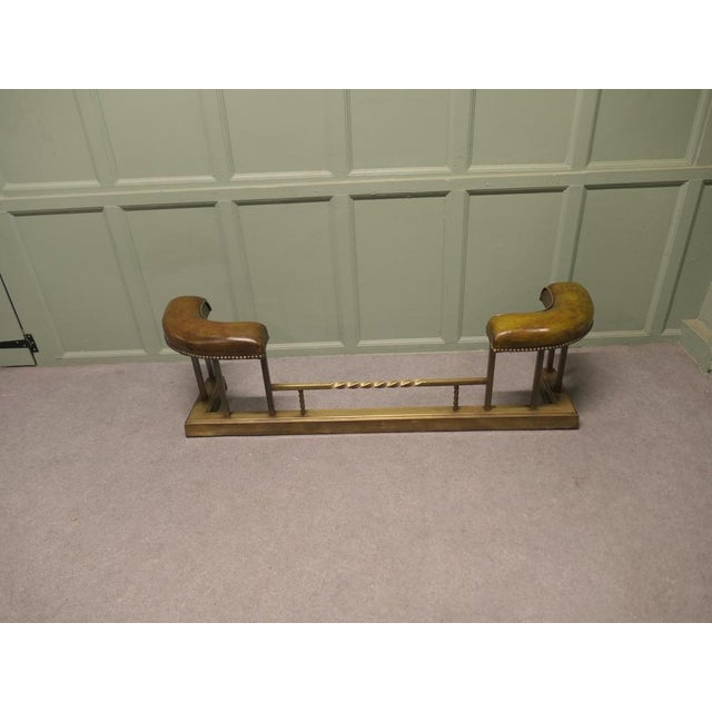 1910s Art Deco Brass and Dark Green Leather Club Fender, 1910s For Sale - Image 5 of 8