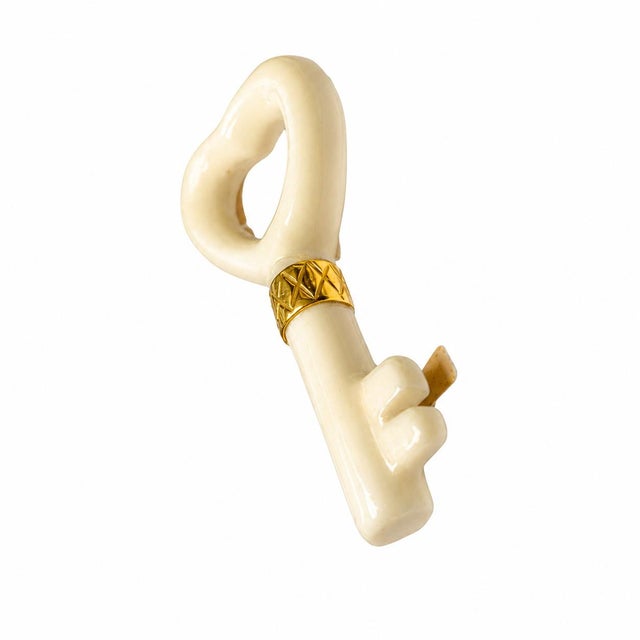 Modern Mid 20th Century 14k Yellow Gold White Agate Key Pendant Slide Necklace Modern Estate For Sale - Image 3 of 4
