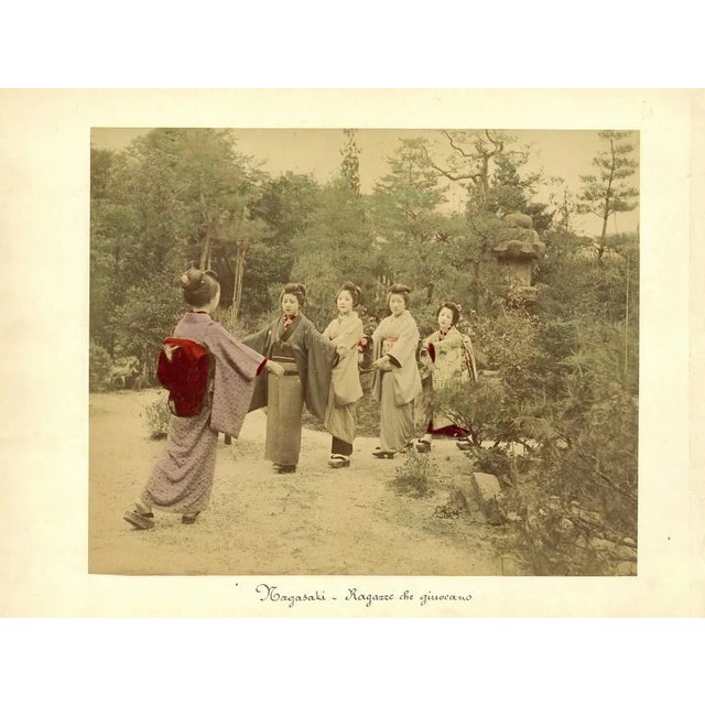 Performing Geishas in a Garden - Ancient Hand-Colored Albumen Print 1870/1890 1870/1890 For Sale