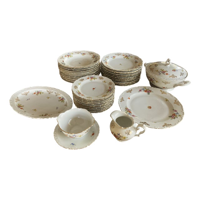 Exclusive Kahla Porcelain Dinner Set with Gold Accents, Germany, 1950s, Set of 39 For Sale