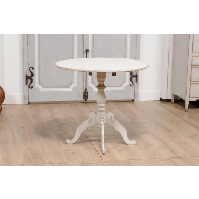 Mid-Century Modern 1860s Swedish Light Grey Painted Tilt-Top Table with Round Top and Carved Legs For Sale - Image 3 of 12
