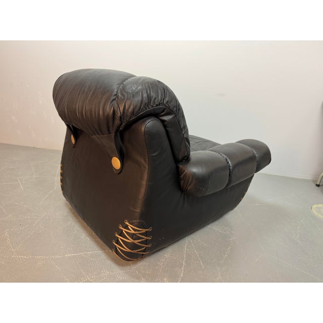 Large Italian Space Age Postmodern Black Leather Lounge Chair with Brass Buttons and Cord Lacing from Busnelli, 1970s For Sale - Image 6 of 14
