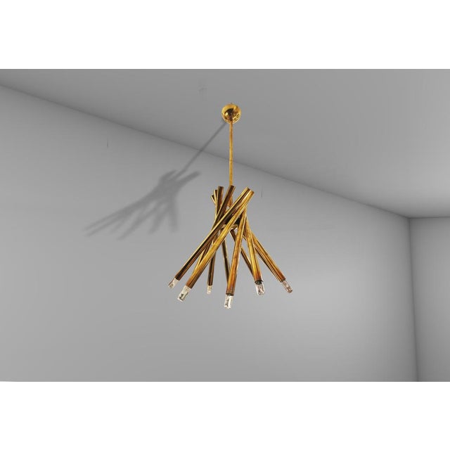 10-light spiral tubular chandelier by Stilnovo from the 1970s. The brass arms are suspended from a central brass rod,...