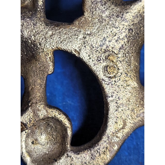 Baroque Pair of Antique-Style Gilded Picture Frames • Ornate Cast Metal • Baroque Revival • 5x7 • Heavy, Free-Standing For Sale - Image 3 of 16