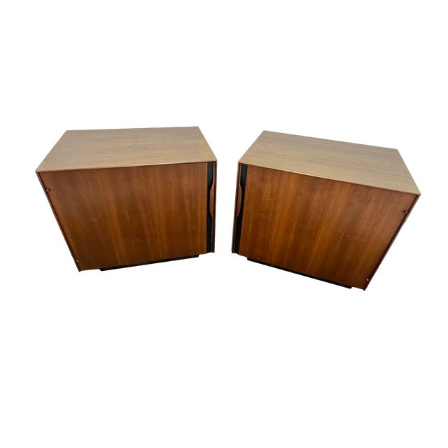 Mid-Century Modern Pair of Walnut Nightstands Attributed to John Kapel for Glenn of California, 1960s For Sale - Image 3 of 15
