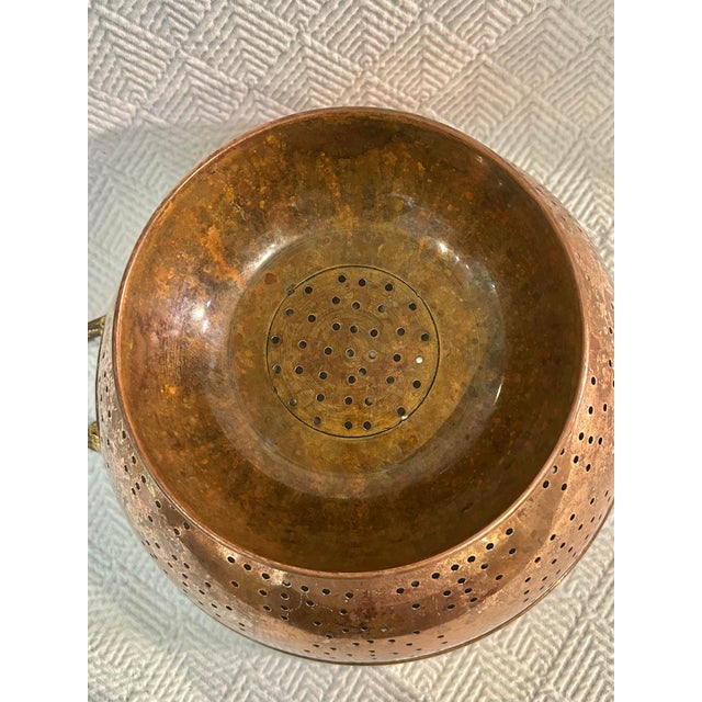 Metal Vintage French Style Footed Copper Colander With Brass Handles – European Farmhouse Kitchen Decor For Sale - Image 7 of 11