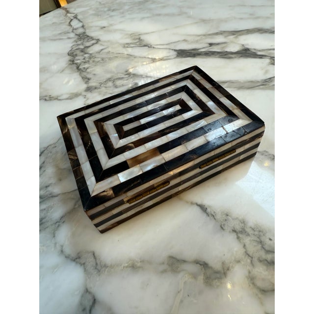 Modern 1950s Geometric Mother-of-Pearl and Horn Inlay Decorative Box For Sale - Image 3 of 7