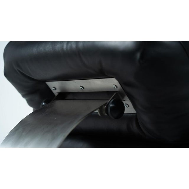 Black Leather Model Alta Lounge Chair and Ottoman attributed to Oscar Niemeyer, 1970, Set of 2 For Sale - Image 9 of 12
