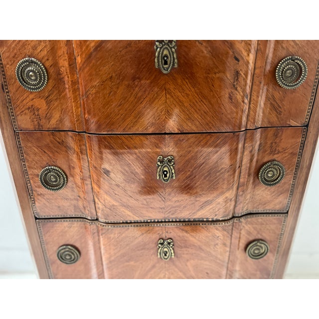 Wood 20th Century Transition Chest of Drawers in Elm and Amaranth Veneer For Sale - Image 7 of 17