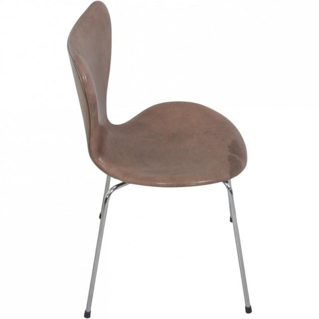 Seven Chairs in Patinated Brown Leather by Arne Jacobsen, 1990s, Set of 6 For Sale - Image 17 of 18