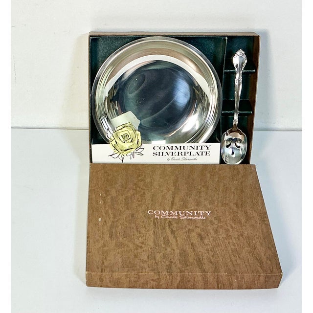 Silver Mid 20th Century Hollywood Regency Oneida Community Serving Dish With Slotted Spoon - Set of 2. For Sale - Image 8 of 9