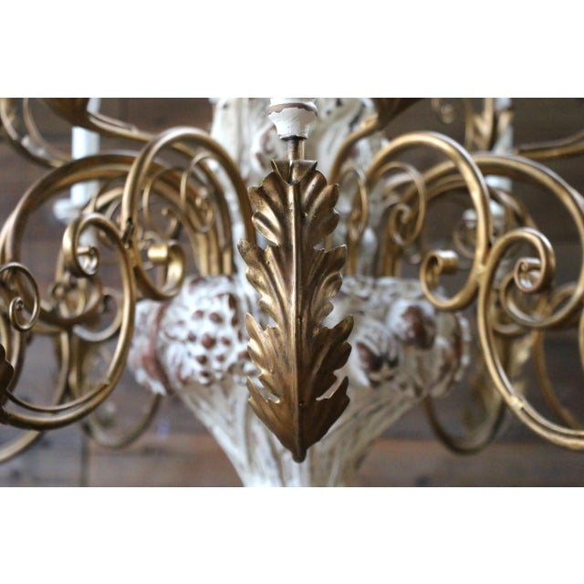 French Country 1970s Italian 18-Light Carved Wood & Gilt Metal Chandelier For Sale - Image 3 of 18