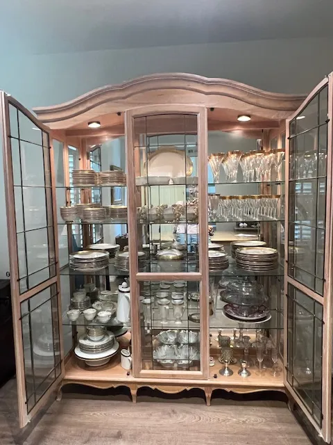 1980s Breakfront China/Curio Cabinet With Leaded Glass Doors and