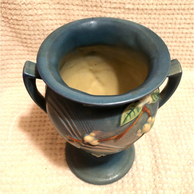 VTG Roseville Pottery Blue Trophy Vase C. 1947 1ur-8 Snowberry Pattern Approximately 8.5” X 6.5” X 5.5” For Sale - Image 9 of 12