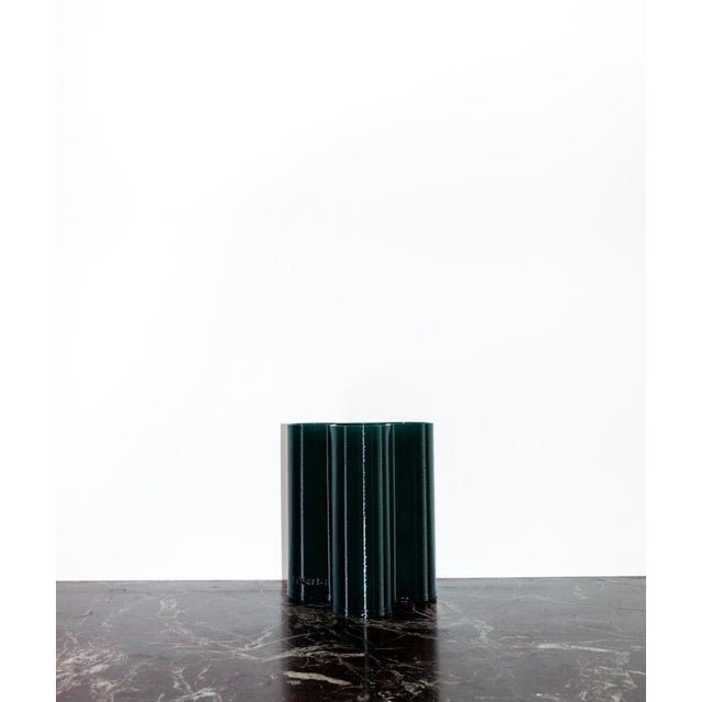 Forest green splash vase by mana dimensions: d 16 x w 12 x h 18.5 cm. Materials: recycled pet from post-consumer plastics,...