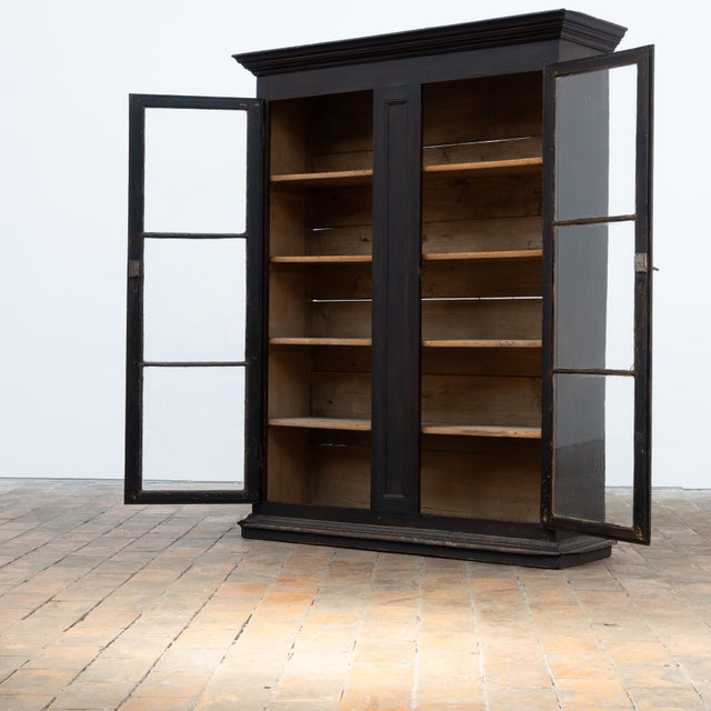 Two-door wooden bookcase - 19th century Original patina preserved. Two lockable doors. Interior depth: 30.5 cm. Height...
