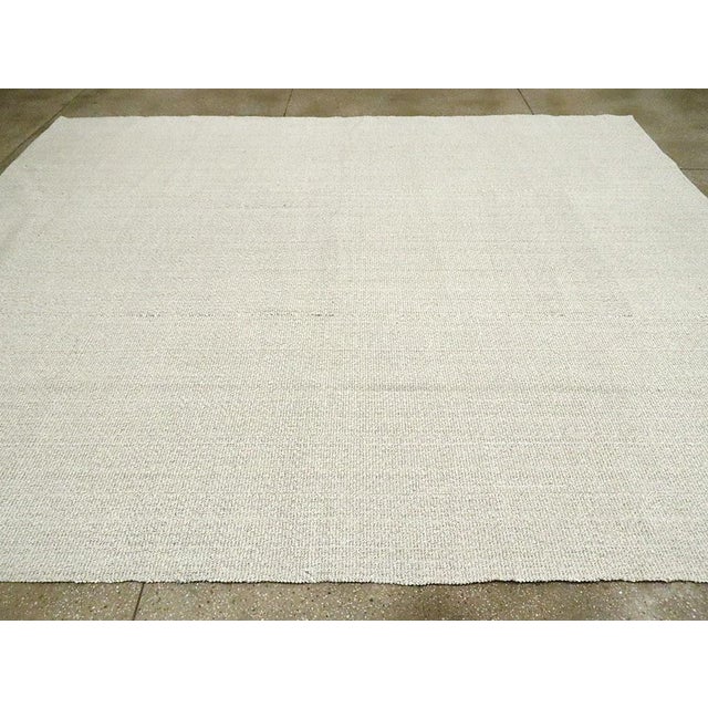 Galerie Shabab Collection Mid-20th Century Handmade Turkish Flat-Weave Kilim Room Size Carpet For Sale In New York - Image 6 of 10