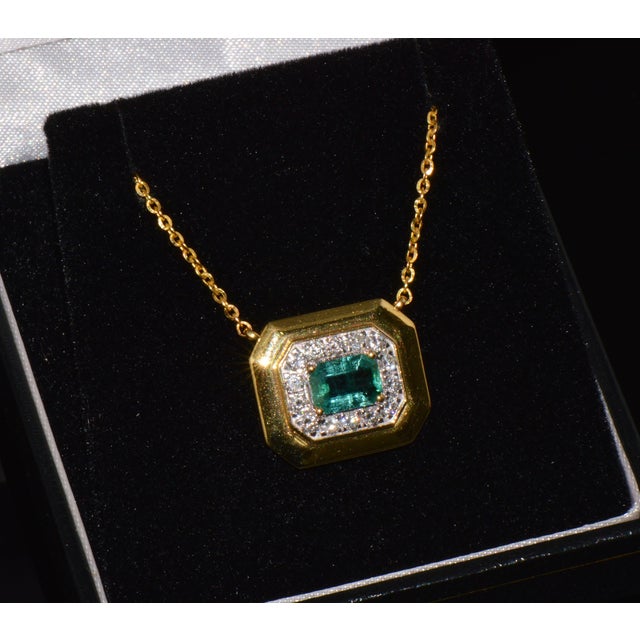 Gia Certified Natural 1.76Cts Emerald Diamond 18k Solid Gold Necklace For Sale - Image 14 of 17