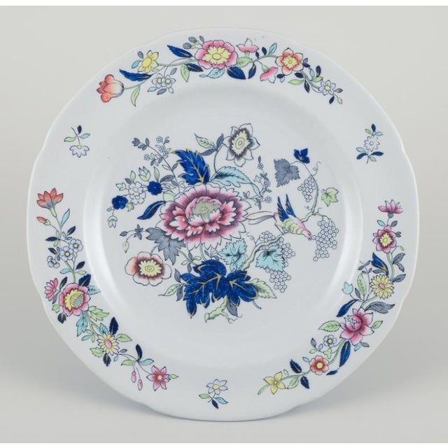 Copeland/Spode, England. Six lunch plates in faience. Decorated with floral and bird motifs. Approximately from the 1930s....