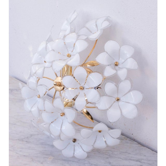 Vintage Murano glass chandelier full of white flowers. The chandelier has 3 light points with E14 connection, possible to...