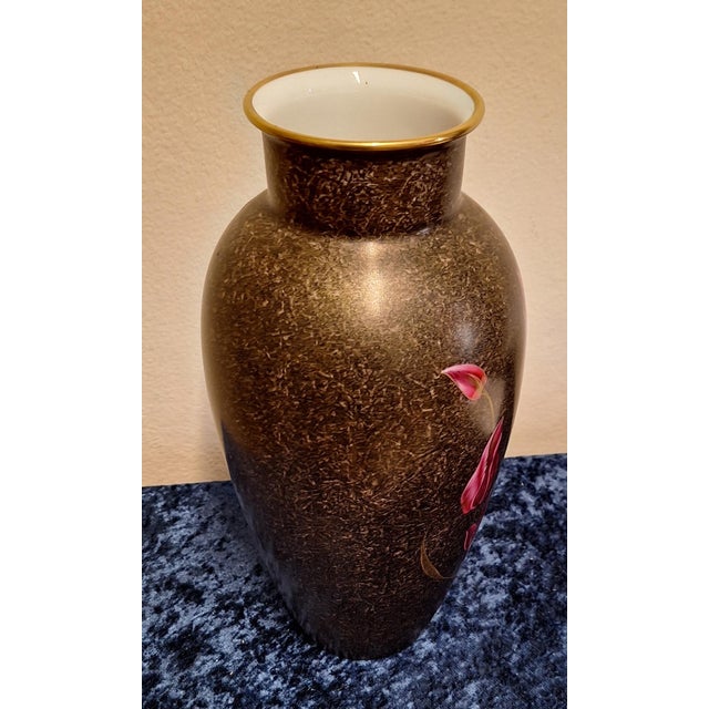 Art Deco German Porcelain Vase with Hand-Painted Red and Gold Tulip Motif by Oßwald for Heinrich & Co., 1939, in Very Good...