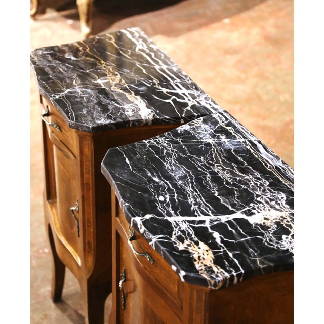 French Pair of 19th Century French Louis XV Inlaid Walnut Marble-Top Bedside Tables For Sale - Image 3 of 10
