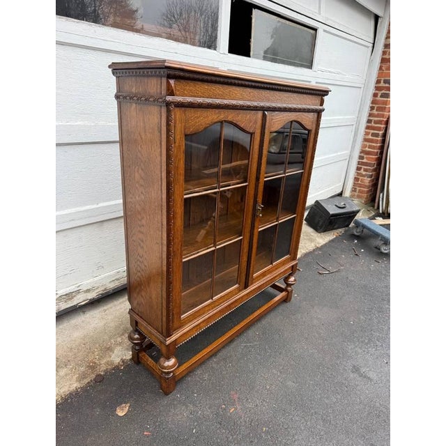 Antique early 20th century mission style oak display cabinet Bookcase This elegant oak grain and a warm, golden colour oak...