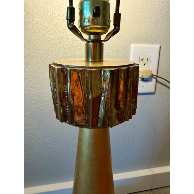 1960s Brutalist Italian Gold Leaf Metal Sculpture Table Lamp Heavy Richard Barr Attr. For Sale - Image 17 of 18