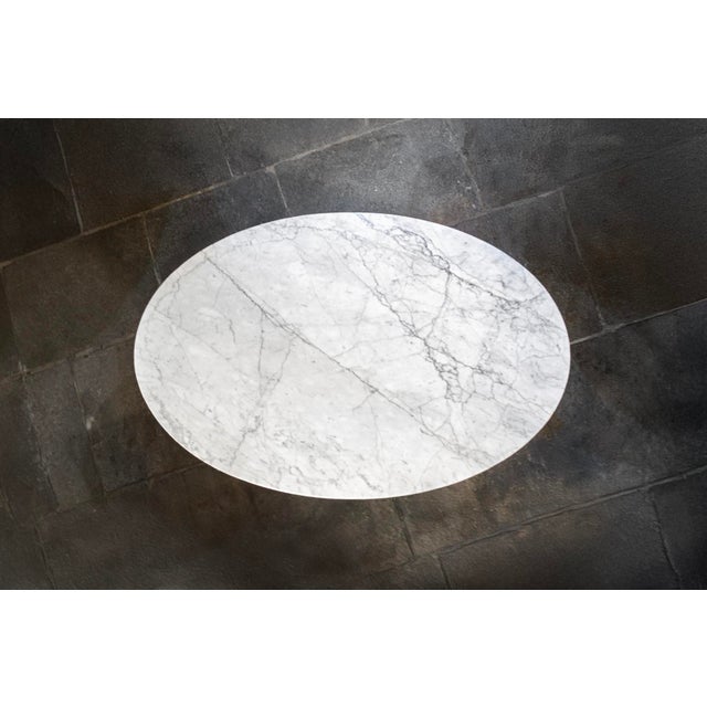 Coffee table with aluminum frame and marble top. Tulip model Designer Eero Saarinen Manufacturer Knoll International 1980s...