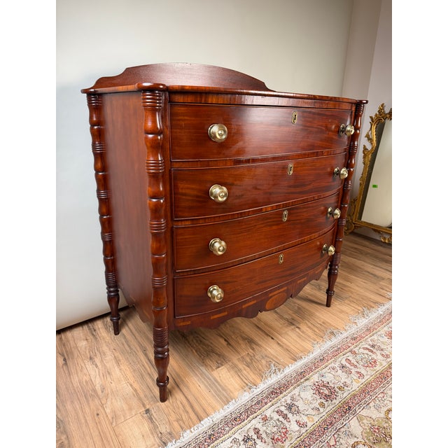 Early 19th Century New England Federal Mahogany Bow-Front Chest of Drawers With Backsplash, C. 1820–1840 For Sale In Boston - Image 6 of 11