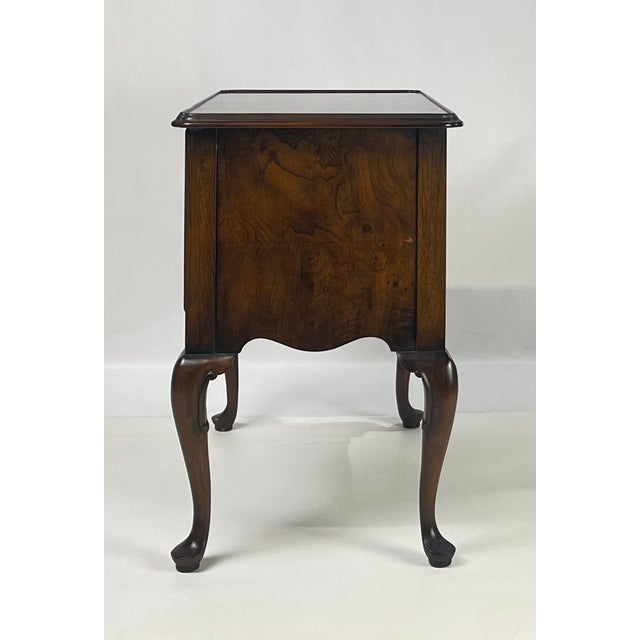 Hekman Furniture Vintage Hekman Queen Anne Style Walnut Burl Lowboy Dressing Table / Side Accent Chest For Sale - Image 4 of 15