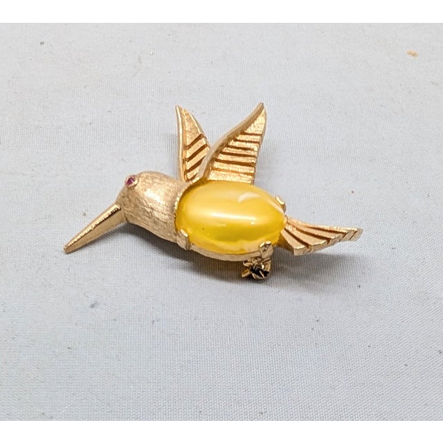 Napier Vintage 1960s Signed Napier Goldtone Yellow Cabochon Hummingbird For Sale - Image 4 of 7