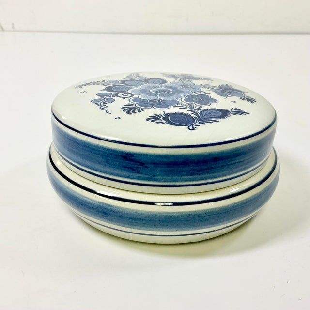 Ceramic 1940s Vintage Hollywood Regency Boho Chic Delft Hand Painted Covered Trinket Box For Sale - Image 7 of 13