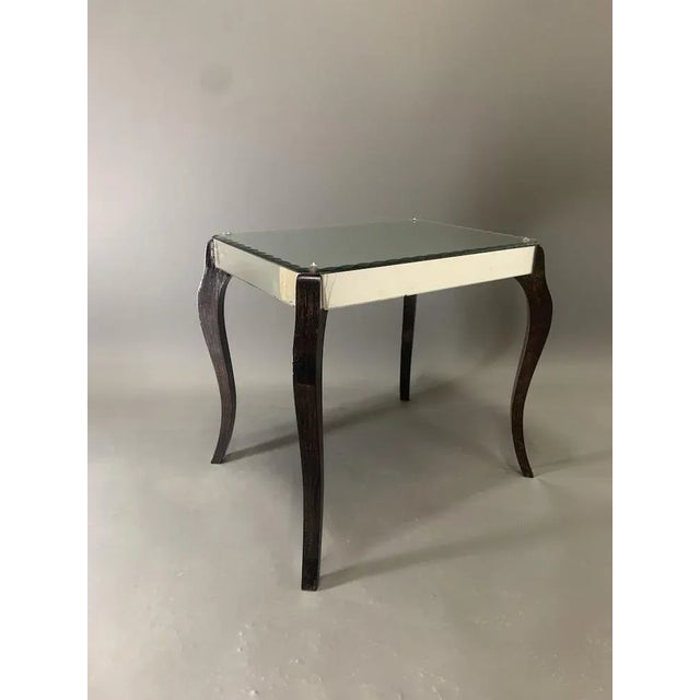 A small glazing of glass on the side