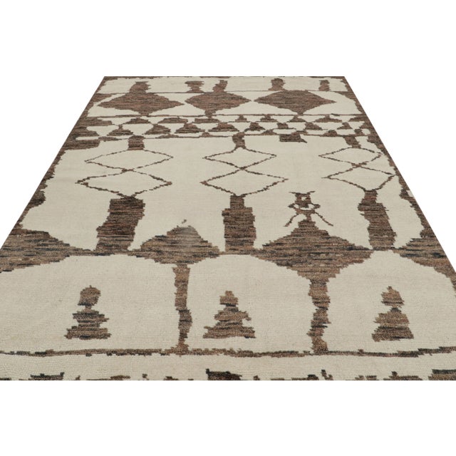 Contemporary Rug & Kilim’s Contemporary Moroccan Style Geometric Rug in Beige-Brown For Sale - Image 3 of 7