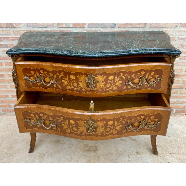 French Louis XV Style Bombé Satinwood Marquetry and Ormolu Mounted Commode, 1940 For Sale In Miami - Image 6 of 18