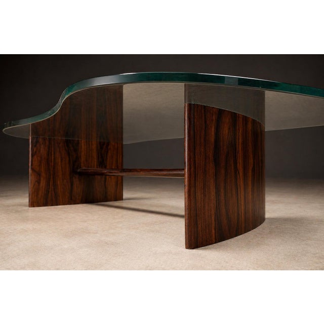 Joaquim Tenreiro Rosewood & Crystal Coffee Table — Organic Form, Brazil, 1960s For Sale - Image 15 of 18