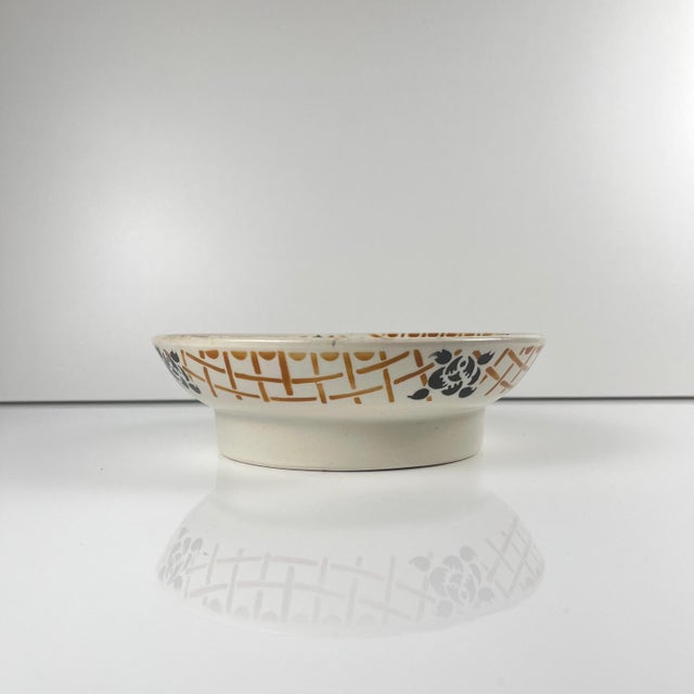 Ironstone serving plate on a pedestal, Badonviller "Roscoff", 1930 Dimensions: Diameter: 21 cm Height: 6.5 cm Antique...