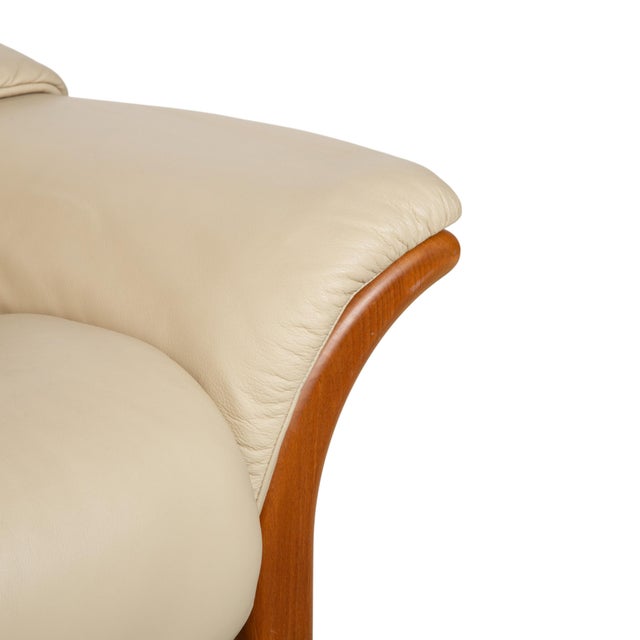 Oslo 3-Seater Sofa in Leather and Wood from Stressless For Sale - Image 4 of 13