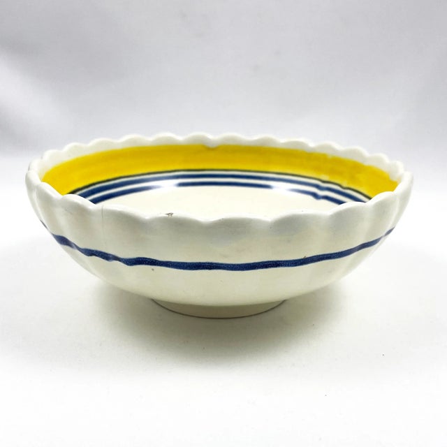 French Provincial Vintage Henriot Quimper Bowl With Scalloped Edge For Sale - Image 3 of 5
